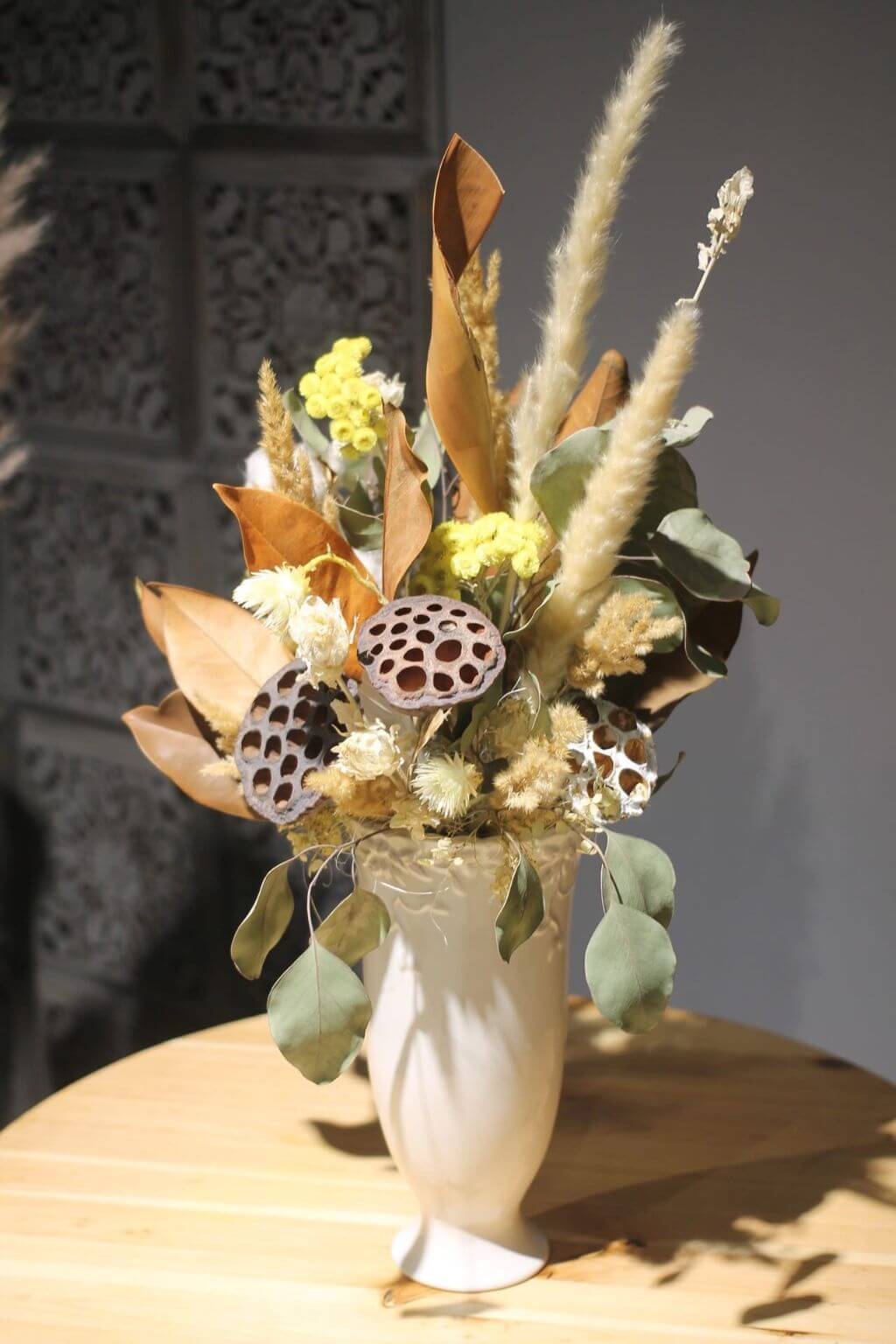 Что поставить в вазу, кроме цветов: 35 идей с фото в интерьере