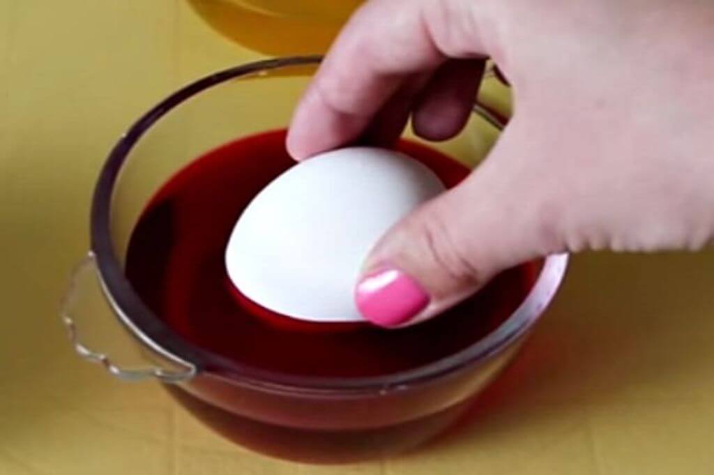 60 идей, как покрасить яйца на Пасху интересно и красиво своими руками с «химией» и без