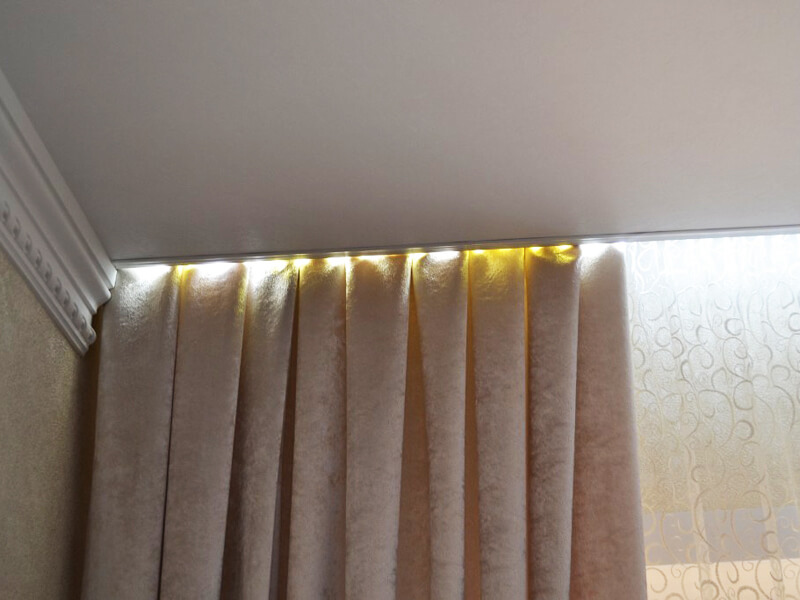 Какие карнизы лучше вешать при натяжных потолках — варианты крепления и фото со шторами в интерьере