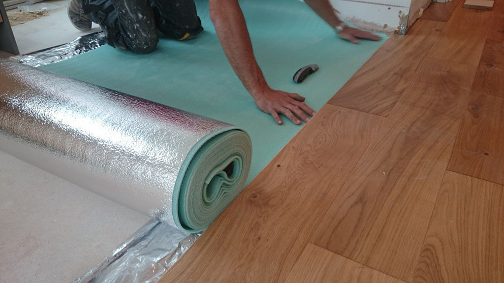 Можно ли ламинат стелить на линолеум, и как правильно положить своими руками?