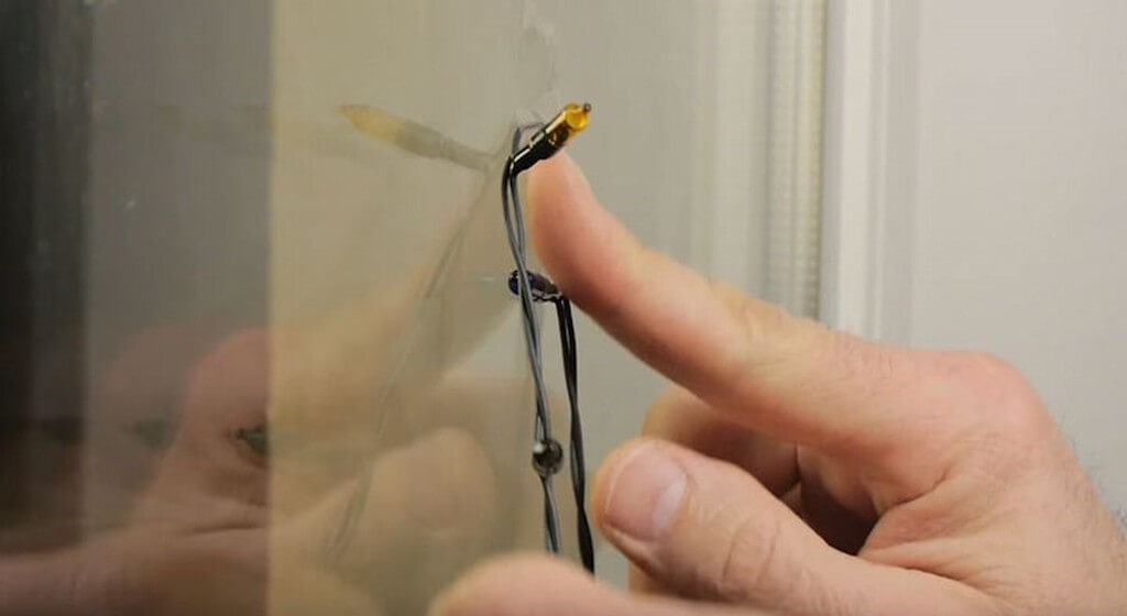 как крепить гирлянду к окну