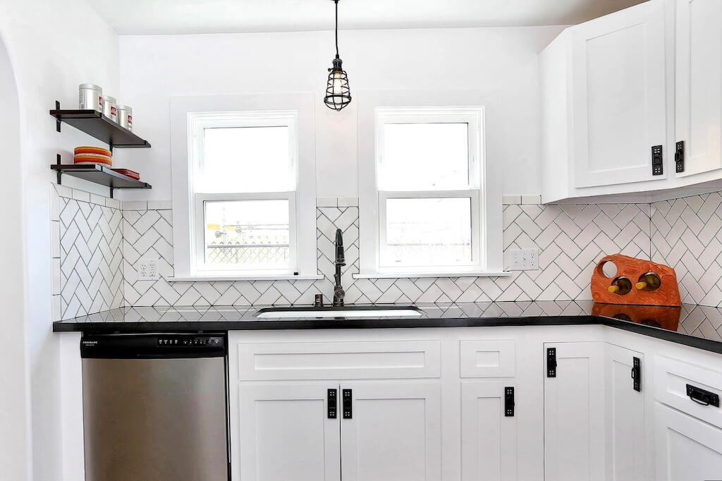 Светлая кухня с темной столешницей: новый тренд интерьера