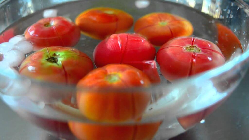 Как очистить помидоры от кожуры кипятком, в микроволновке, бланшированием: 5 быстрых и легких способов