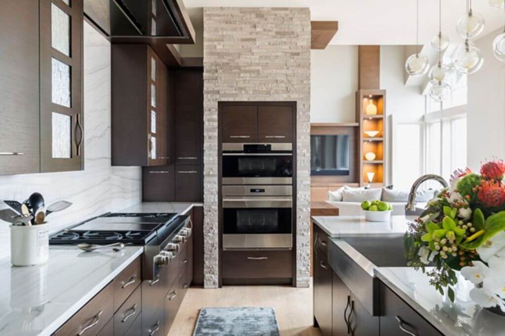 Отделка кухни декоративным камнем (искусственным и натуральным): дизайн интерьера, варианты и сочетания, фото