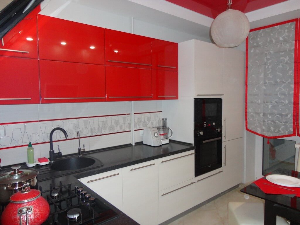 18 эффектных идей сочетания красного и черного цвета на кухне (+30 фото-примеров)