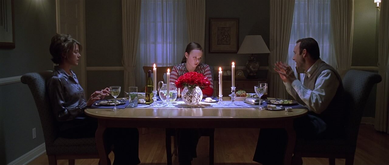 Такая разная классика: интерьер кухни и столовой из фильма «Красота по-американски»