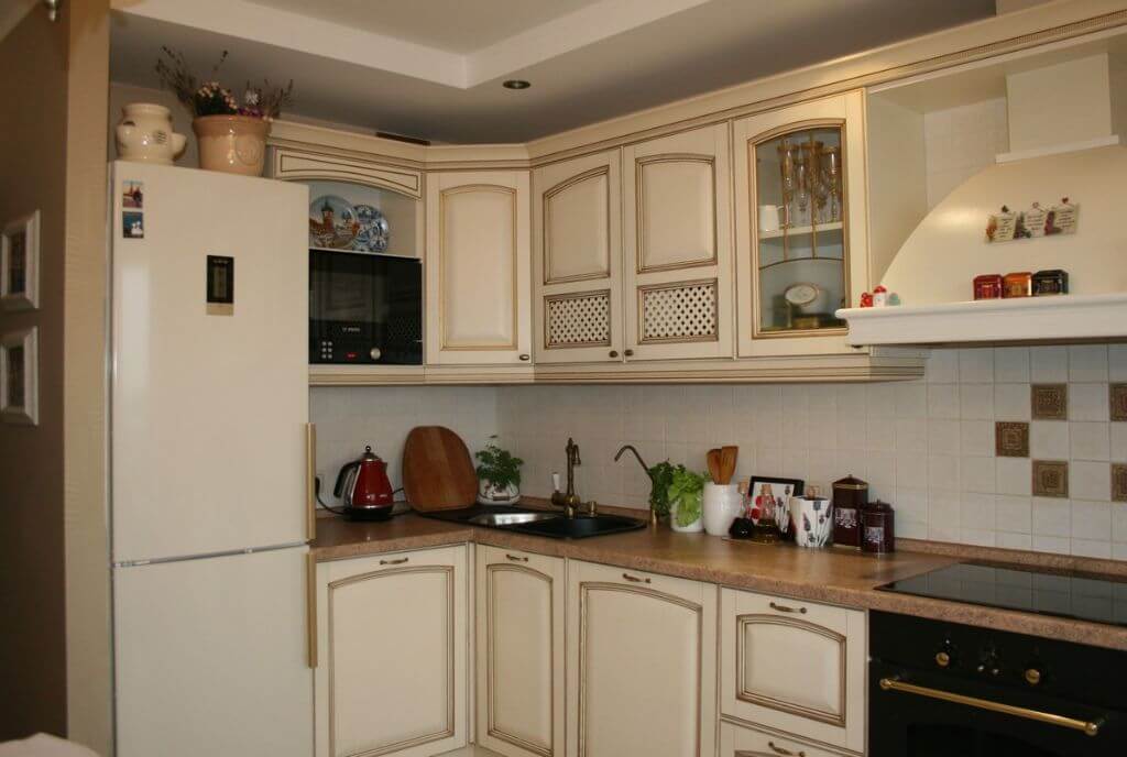 Бежевый (кремовый) холодильник в интерьере кухни