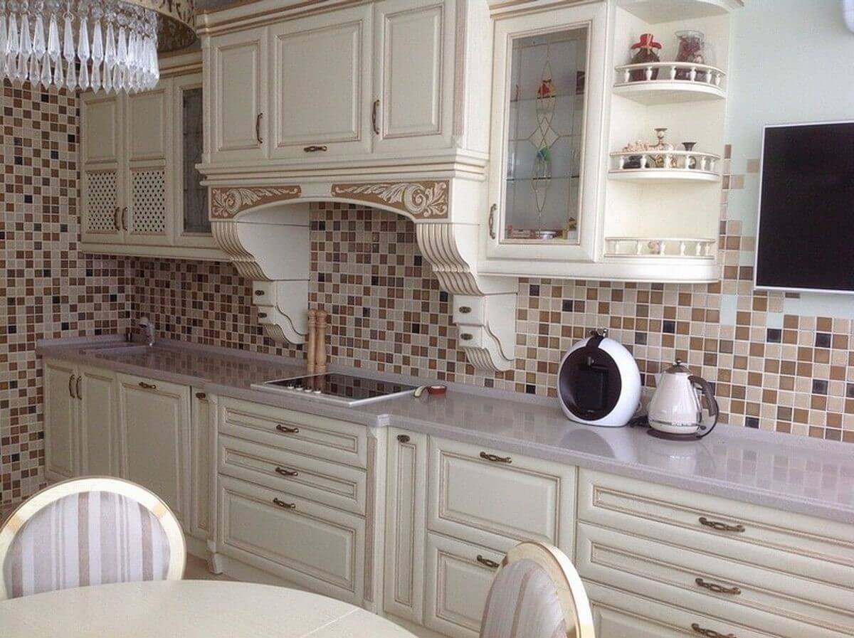 На пике моды — кухонные гарнитуры с фасадами, покрытыми золотой патиной