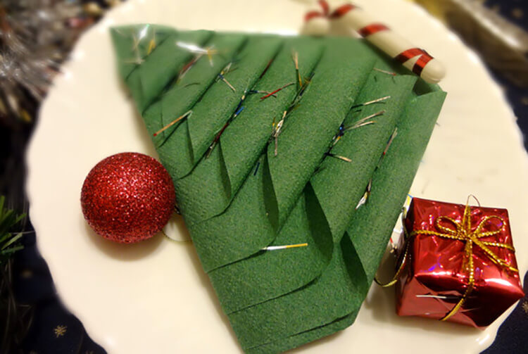 салфетка сложенная в елку