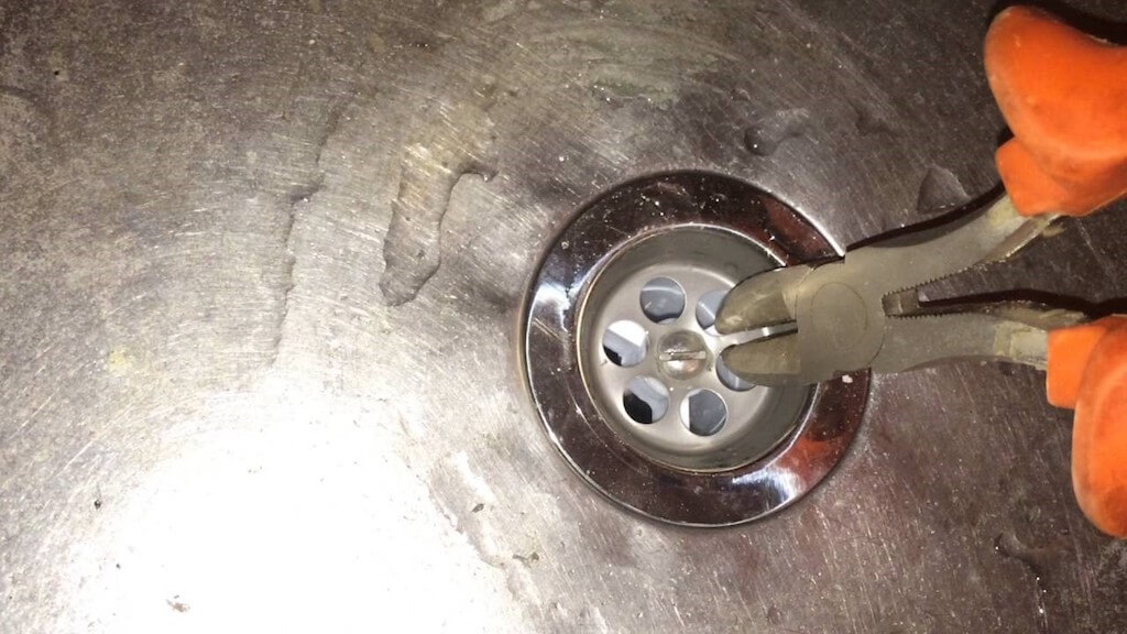 как снять решетку слива