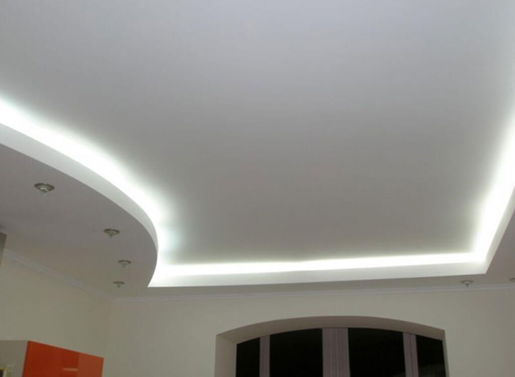 Можно ли на кухню делать натяжной потолок — и стоит ли?