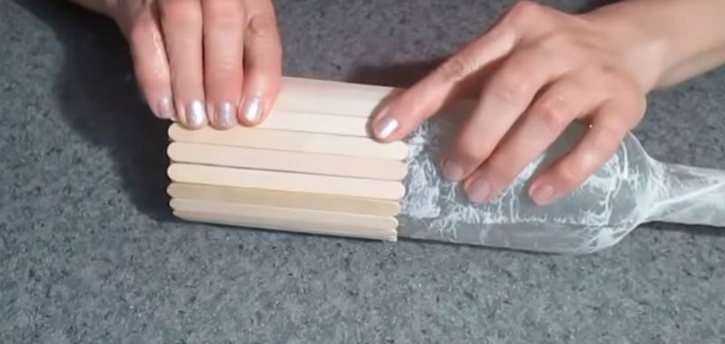 Делаем декупаж бутылок туалетной бумагой: примеры удивительных композиций с мастер-классами