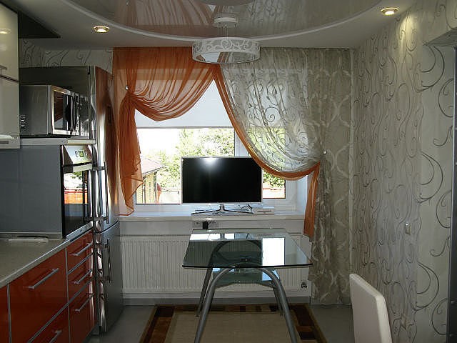 Двухцветные занавески на маленькой кухне